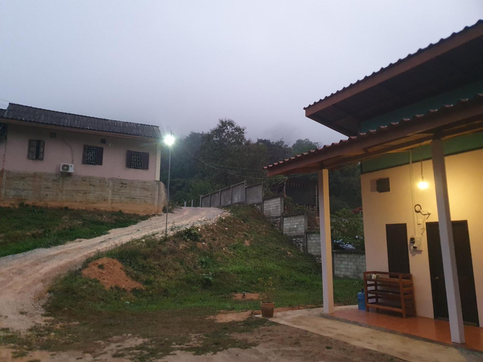 Khounxok Guesthouse Nong Khiaw Bagian luar foto